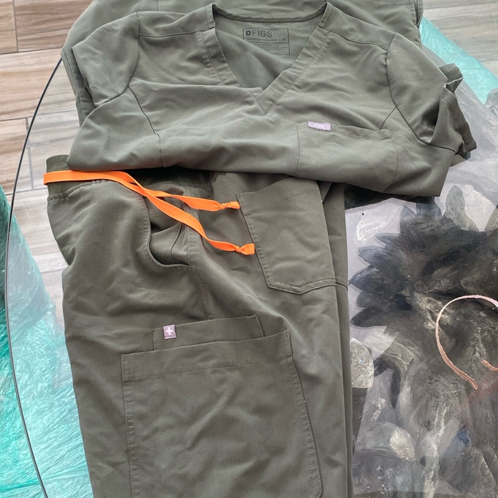 Green Fig medium scrub set worn twice good condition